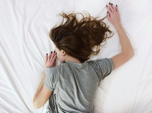 Как защитить волосы во время сна?