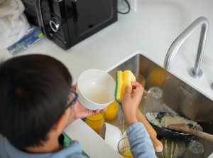 Как правильно мыть детскую посуду