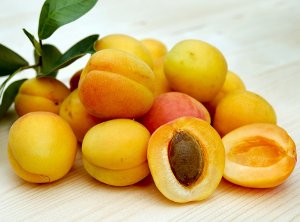 Чем полезно масло абрикосовых косточек для кожи